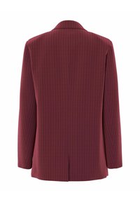 Blazer bordeaux à fines rayures verticales, fente unique à l'arrière, col cranté et manches longues. Le tissu semble lisse et structuré.