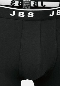 Schwarze Boxershorts aus 95 % Baumwolle und 5 % Elasthan; mit einem weißen Markenbund, auf dem "JBS" wiederholt steht. Glatte Textur, enganliegendes Design.
