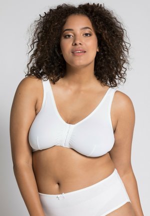 Witte bh gemaakt van zacht materiaal, met een v-halsontwerp, brede bandjes, een ruchesdetail in het midden en subtiele picotrand langs de randen.