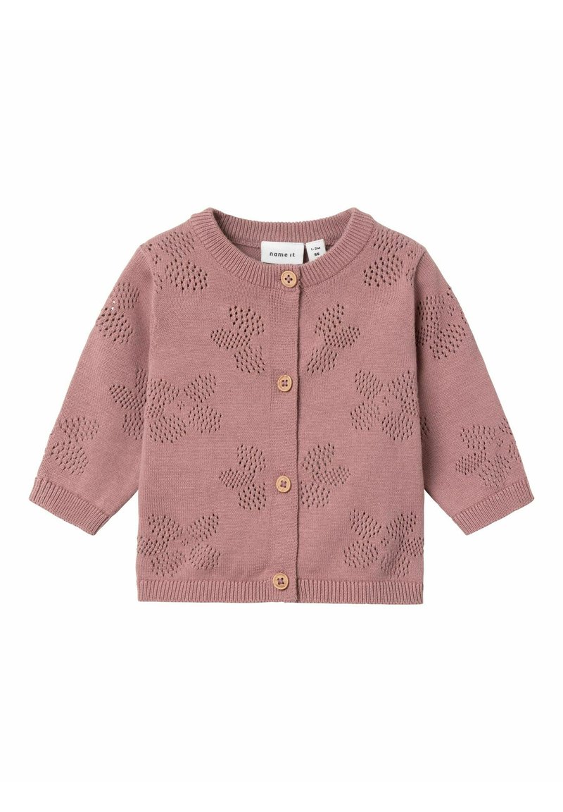 Cardigan lavorato a maglia rosa chiaro con maniche lunghe, chiusura con bottoni e motivi floreali intagliati. Presenta un colletto e polsini a coste.