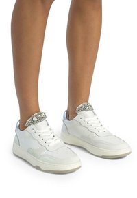 Sneakers bianchi in pelle con finitura liscia, caratterizzati da un colletto con strass, punta tonda e pannello laterale texturizzato.