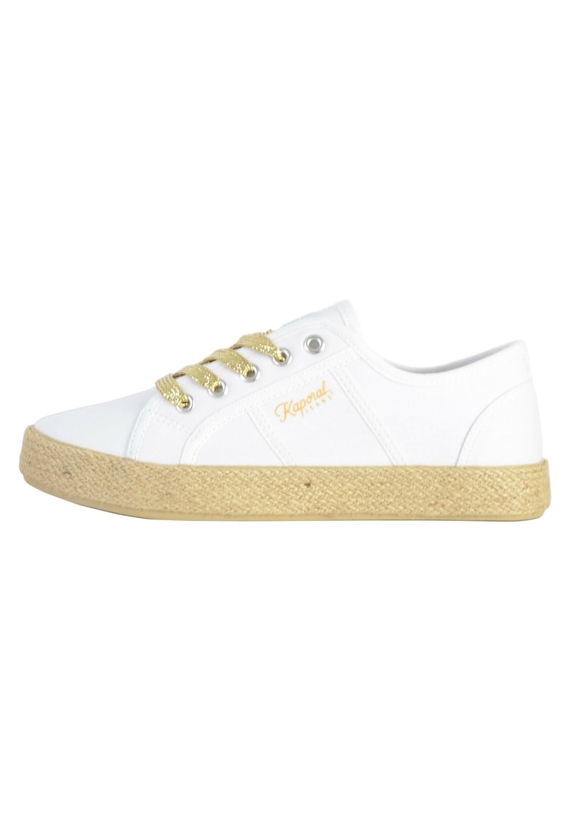 Sneaker bianca in tela con lacci dorati, suola in corda di juta, punta tonda e branding dorato sul lato. Design semplice e classico.