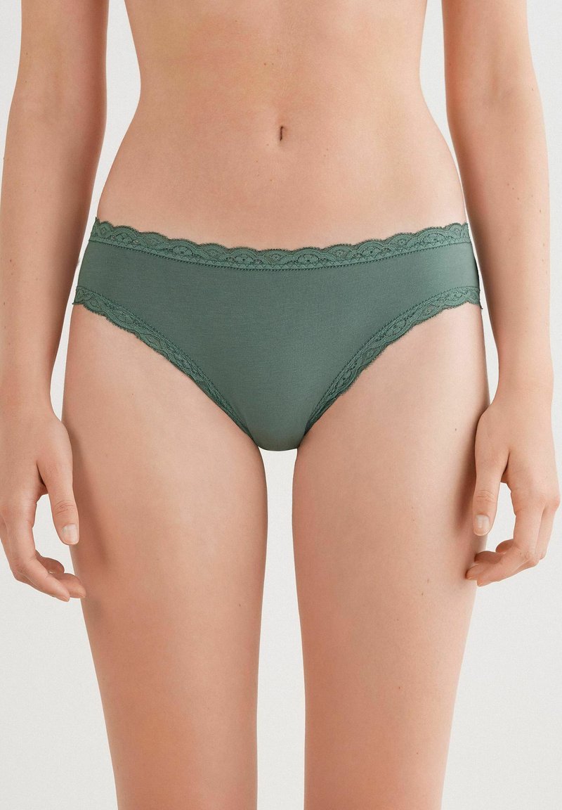 Groene katoen hipsteronderbroek met kant langs de tailleband en de beenopeningen, met een zachte textuur en een lage taille.