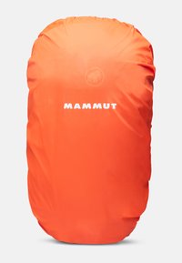 Oransje vanntett ryggsekkdeksel laget av lett materiale, med snøring og den hvite logoen "MAMMUT" trykket på.