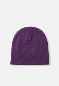 Violeta adīta cepure bez šuvēm ar noapaļotu augšu un mīkstu tekstūru, piemērota valkāšanai aukstajā laikā.