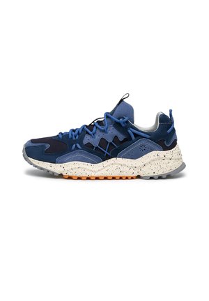 Scarpa da ginnastica atletica blu e nera con lacci blu, intersuola bianca maculata e suola esterna arancione e grigia testurizzata, vista da lato.