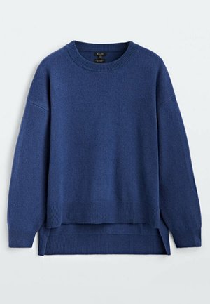 Pull bleu à manches longues avec col rond, poignets côtelés et ourlet asymétrique, présenté sur un fond clair uni.