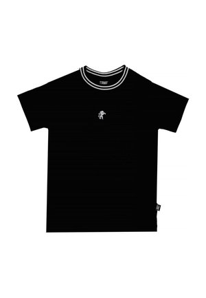 T-shirt noir à manches courtes, avec un col à deux bandes blanches et un petit emblème blanc représentant un animal sur la poitrine.