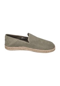 Pilkai perforuoti slip-on bateliai su minkštu zomšiniu viršumi ir natūralia jūros vilnos sola. Minimalistinis dizainas be matomų detalių.