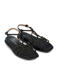 Czarne płaskie sandały z plecionymi paskami, kwadratowym noskiem i regulowanym zapięciem na kostce. Miękka podszewka wewnętrzna i teksturowana podeszwa dla lepszej przyczepności.