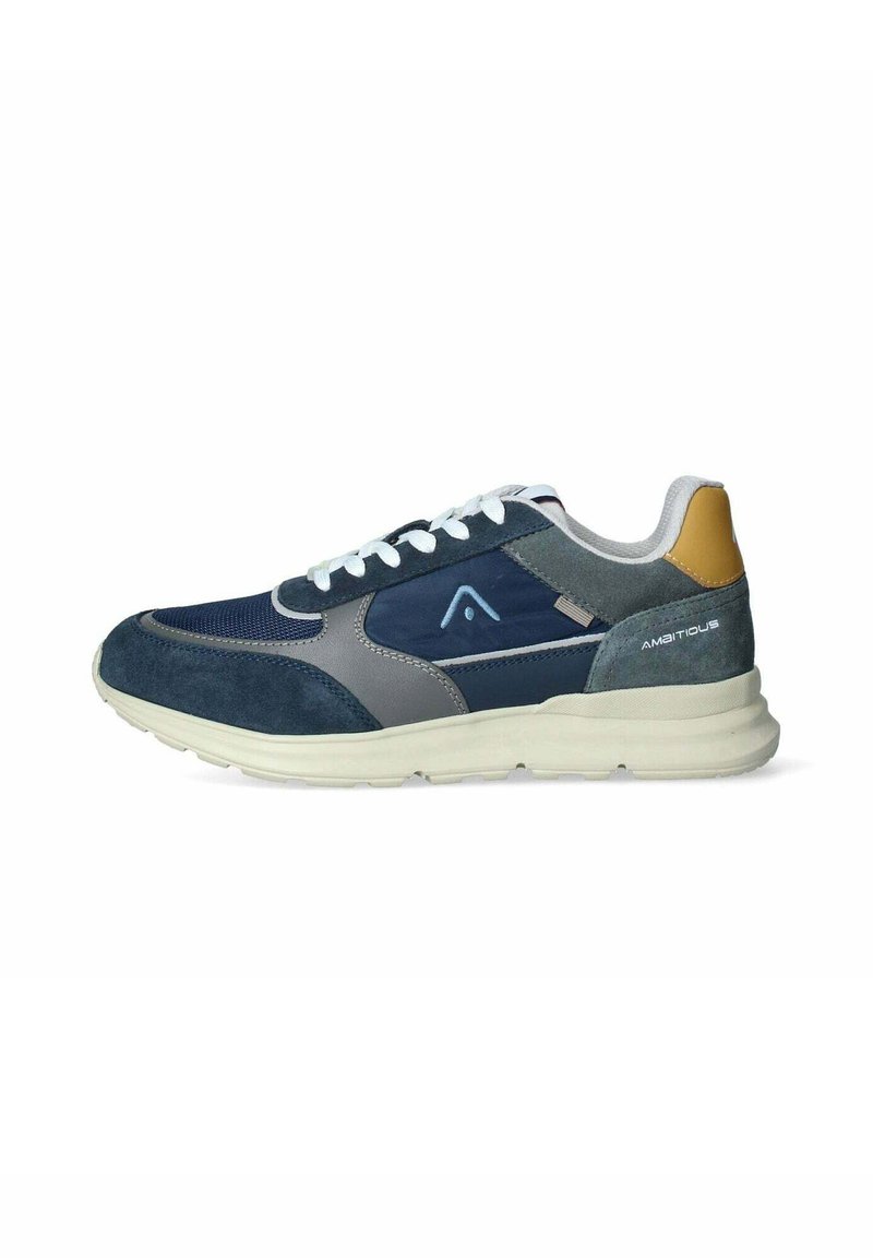 Zapatilla de ante y malla en azul marino con acentos en gris y beige, cordones blancos y una suela acolchada, que presenta un logo en el costado.