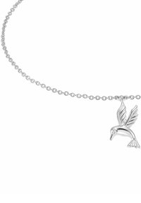 Collar de plata con una cadena delicada que presenta un colgante de pájaro en vuelo, mostrando alas detalladas y un diseño suave del cuerpo.