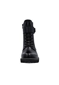 Bottine en cuir noir avec lacets à l'avant, fermeture éclair sur le côté et détail de sangle. Présente une semelle en caoutchouc texturée pour plus de traction et de durabilité.