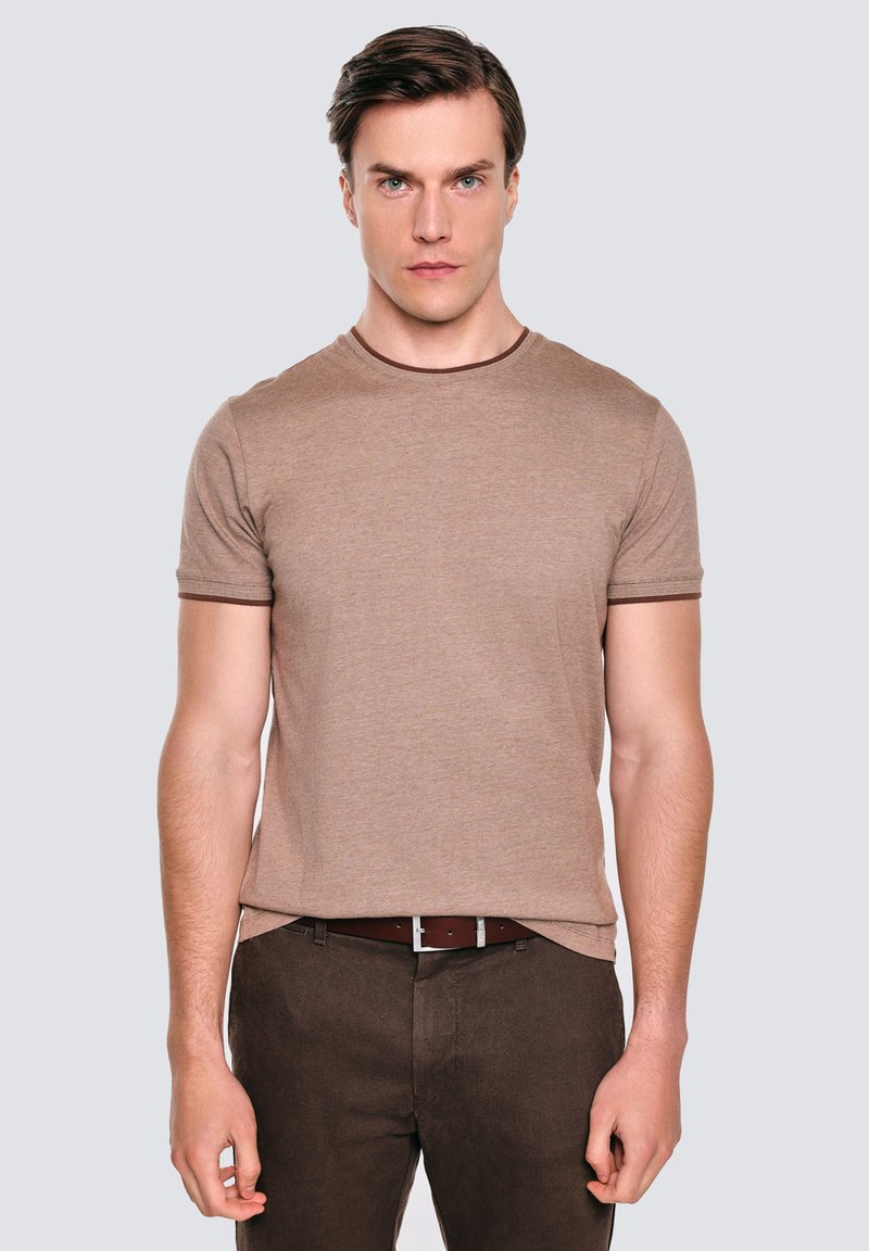 Brązowa koszulka z krótkim rękawem wykonana z miękkiego, lekkiego materiału. Posiada okrągły dekolt z kontrastową ciemnobrązową lamówką.