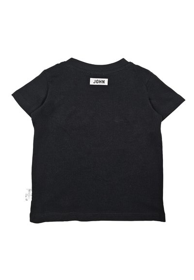 T-shirt nera di cotone con maniche corte, caratterizzata da un colletto rotondo e un'etichetta rettangolare con la scritta "JOHN" sul retro. Design semplice e uniforme.