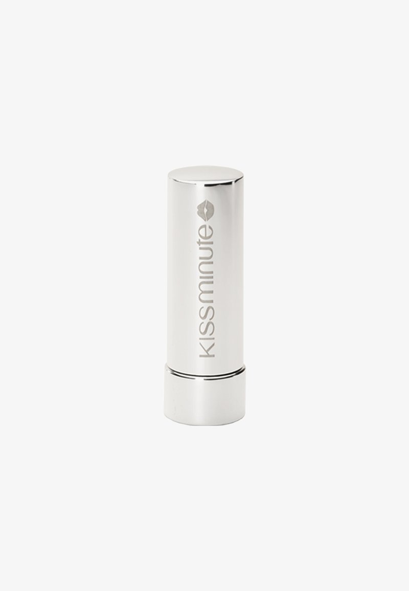 Tube de baume à lèvres cylindrique argenté avec une surface lisse et brillante. Présente la marque "kissminute" dans une police moderne. Design compact et portable.