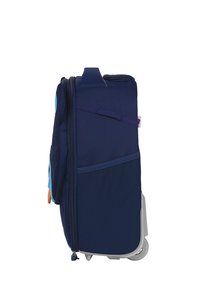 Marineblauer Rollenrucksack aus strukturiertem Stoff, ausgestattet mit einer seitlichen Reißverschluss-Tasche, einem oberen Griff und hellblauen Akzenten an den Kanten.