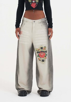 IN MEMORY APPLIQUE XXTRA  - Vaqueros baggy - sand