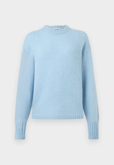 Ανοιχτό μπλε πλεκτό πουλόβερ με μακριά μανίκια, ριμπ μανσέτες, τελείωμα και στρογγυλή λαιμόκοψη σε απλό φόντο.