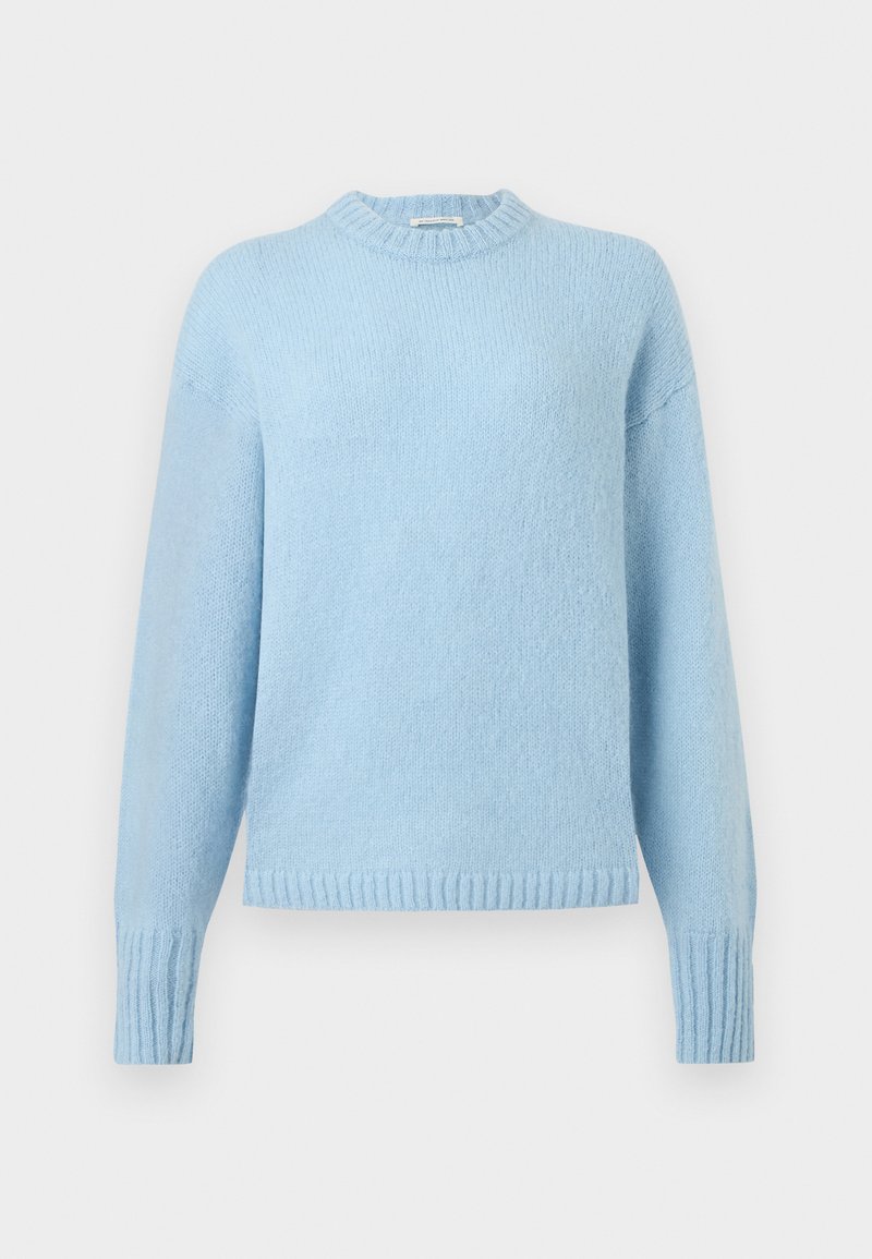 Hellblauer Strickpullover mit langen Ärmeln, gerippten Bündchen, Saum und Rundhalsausschnitt vor neutralem Hintergrund.