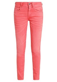 Jeans skinny de mezclilla rosa con una textura suave, diseño de cinco bolsillos, cierre de botón y cremallera, y un ligero desvanecimiento en la parte frontal.