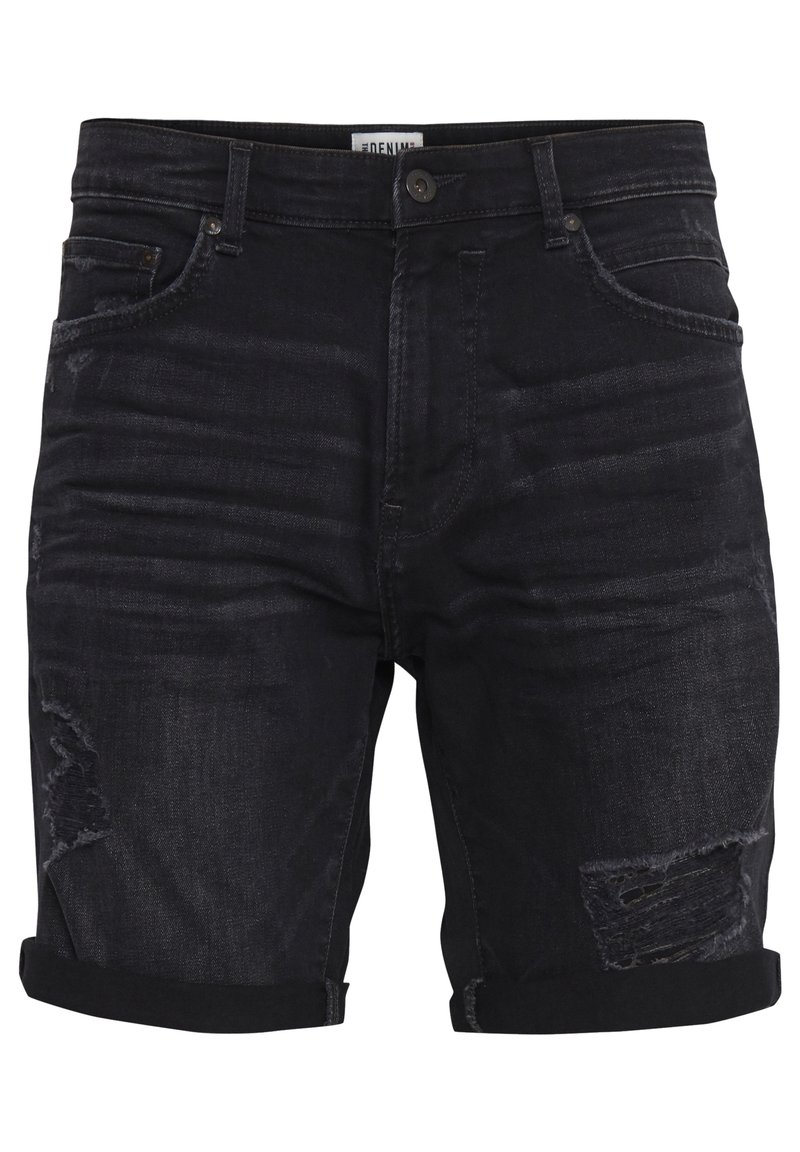 Shorts en denim noir à effet usé, avec revers roulés et multiples poches. Le tissu présente une texture lisse et des détails robustes.
