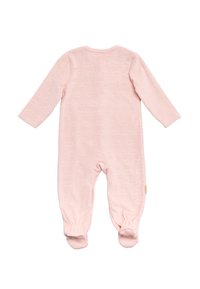 Mameluco de algodón rosa con mangas largas y diseño con pies. Presenta un sutil patrón de nubes y puños elásticos. Cuello redondo.