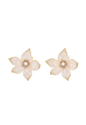 Para złotych kolczyków w kształcie białych kwiatów z pięcioma płatkami i małą perłą w centrum każdego z nich.