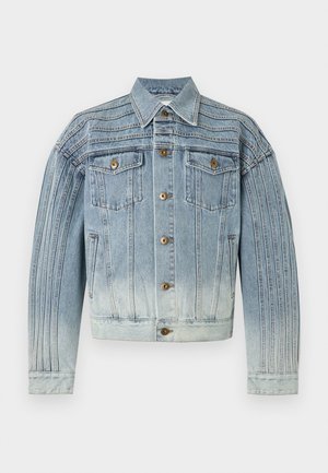 Chaqueta de mezclilla azul claro con detalles de costuras verticales, cierre frontal con botones, dos bolsillos en el pecho con solapas y botones, y dos bolsillos laterales.