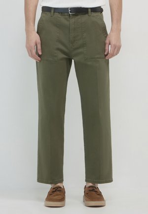 Pantalons vert olive en coton avec une coupe droite, dotés de deux poches avant et d'une ceinture noire pour la fermeture.