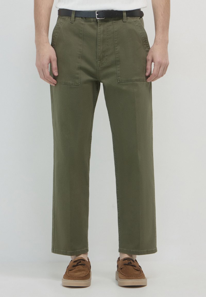 Olivgrüne Baumwollhosen mit geradem Bein, ausgestattet mit zweiFronttaschen und einem schwarzen Gürtel zum Schließen.