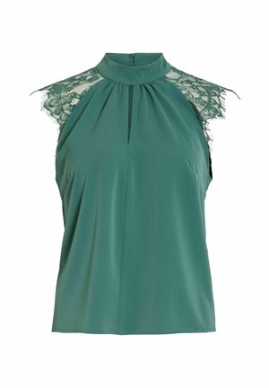 Chemisier sans manches couleur sarcelle avec un col montant, un pli sur le devant, des manches courtes en dentelle florale, et une fermeture par bouton au dos du col.