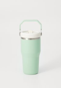 Tasse isolante de couleur verte menthe avec couvercle blanc et poignée pliable, conçue pour le transport de boissons chaudes ou froides.