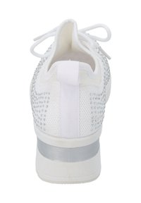 Sneaker bianca con tomaia in rete, decorata con strass argento, con un tab sul tallone in tessuto bianco e un accento argento sulla suola intermedia.