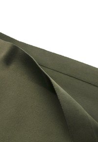 Tessuto verde oliva con una texture morbida e liscia, caratterizzato da due strati e un bordo pulito. Il materiale sembra leggermente spesso e resistente.