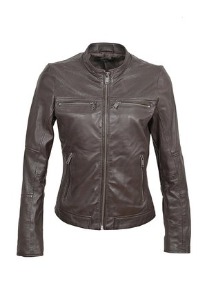 Veste de moto en cuir marron avec poches zippées, col montant et accents texturés sur les épaules. Design ajusté.