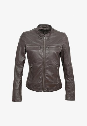 Veste de moto en cuir marron avec poches zippées, col montant et accents texturés sur les épaules. Design ajusté.