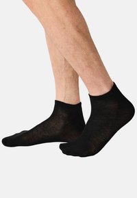Sorte ankellange sokker lavet af tyndt, let materiale med en glat tekstur og elastiske manchetter for en tætsiddende pasform.