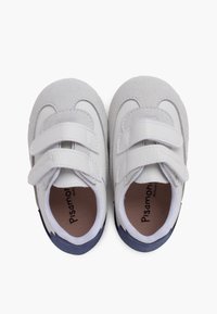 Scarpine per bambini in suede grigio e pelle bianca con strappi in Velcro, punta arrotondata e accentatura navy sul tallone. Logo visibile all'interno.