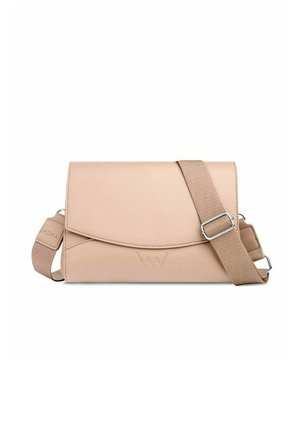 Beige kožená taška přes rameno s klopou, nastavitelný hnědý látkový popruh a embosované logo na přední straně. Hladký povrch, minimalistický design.