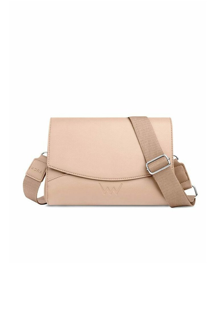 Beige kožená taška přes rameno s klopou, nastavitelný hnědý látkový popruh a embosované logo na přední straně. Hladký povrch, minimalistický design.