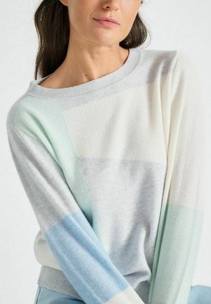 Lichtgewicht gebreid sweater met een pastel kleurblokpatroon in mint, blauw en grijs. Kenmerkt een brede halslijn en lange mouwen.