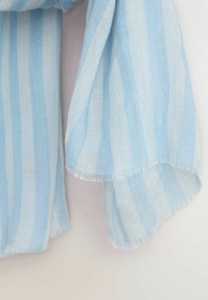 Lyseblåt stribet tørklæde lavet af letvægtsstof. Har en blød tekstur med frynser i kanterne og skiftende lyse og mørkeblå striber.