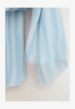 Hellblauer gestreifter Schal aus leichtem Stoff. Er verfügt über eine weiche Textur, fransige Kanten und abwechselnde hellblaue und dunkelblaue Streifen.