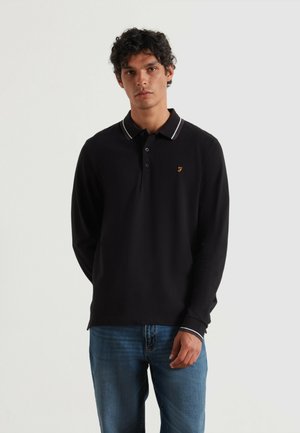 Zwarte polo met lange mouwen en een klassieke kraag, met een drieknops sluiting en witte en grijze gestreepte details op de kraag en manchetten.