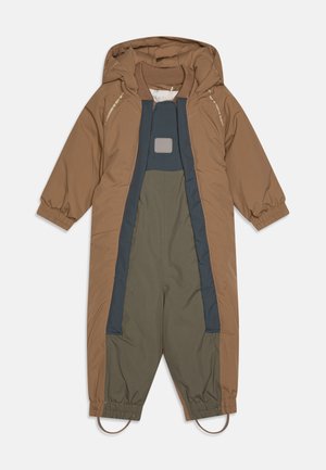 Combinaison de neige rembourrée marron et verte avec une capuche, des poignets élastiques, un panneau central contrastant et des sangles pour les pieds pour plus de stabilité.