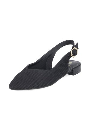 Chaussure plate noire à bout pointu avec bride arrière, tige en tissu texturé et boucle dorée sur la bride de cheville réglable.