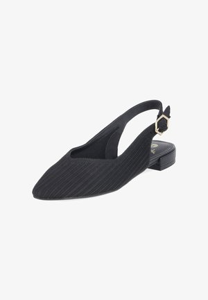 Zwarte platte slingback met puntige neus, bovenwerk van gestructureerde stof en een gouden gesp op het verstelbare enkelbandje.