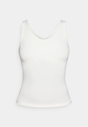 Biały, bezrękawnik, dopasowany top z okrągłym dekoltem na jednolitym białym tle.