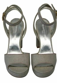 Sandales à talons hauts en tissu gris avec orteils ouverts, brides de cheville et semelles intérieures en métal argenté. Présente un dessus texturé et des talons carrés.